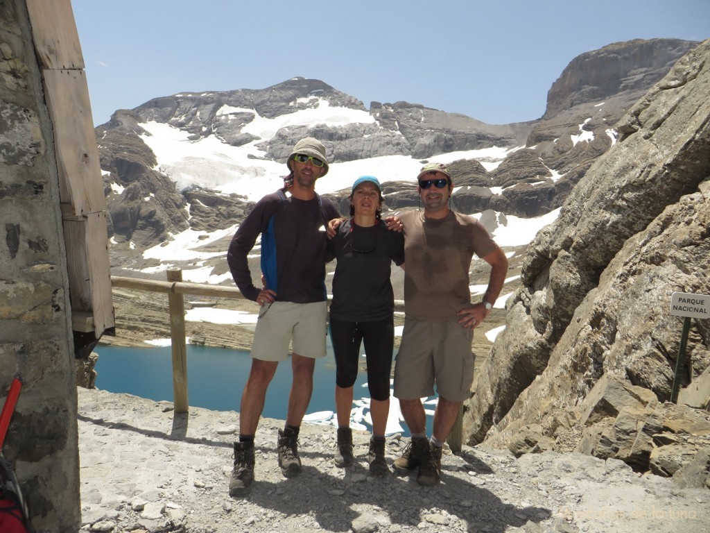 Mario, Txell y Joaquín en la Brecha y Refugio de Tucarroya, 2.668 mts. Detrás Monte Perdido